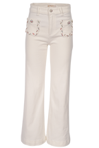 Weiße Bootcut-Jeans mit geflochtenen Taschen – High Waist Fit