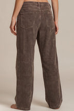 Weite Cordhose mit geradem Bein
