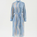Elegantes Kleid mit Wellenmuster