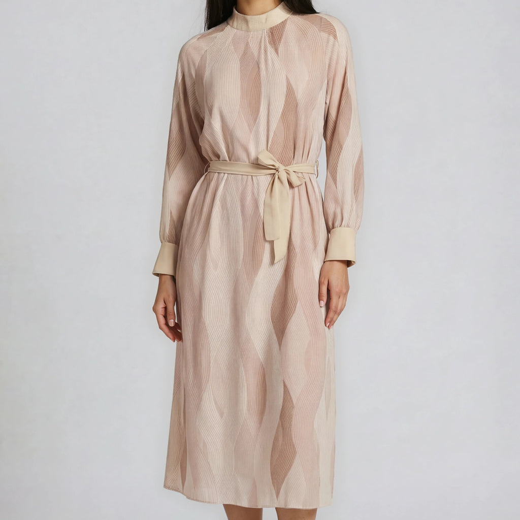 Elegantes Kleid mit Wellenmuster