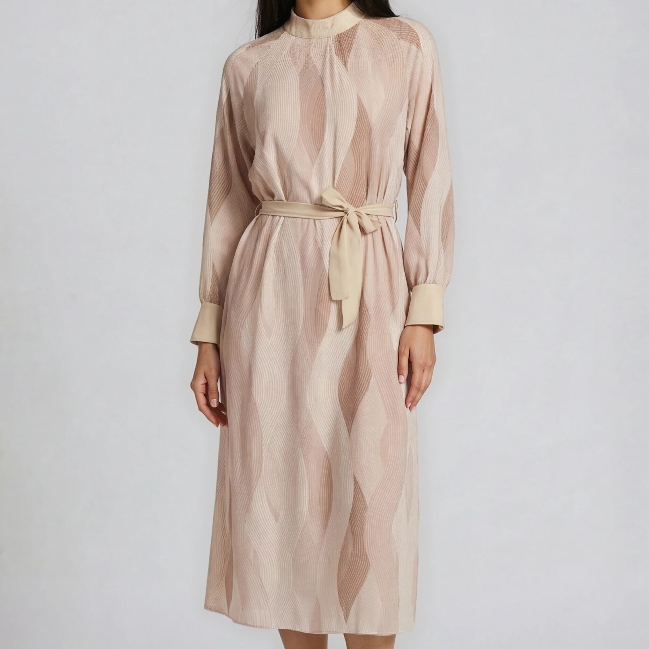 Elegantes Kleid mit Wellenmuster