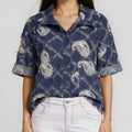 Kurzarm-Bluse im Denim-Look