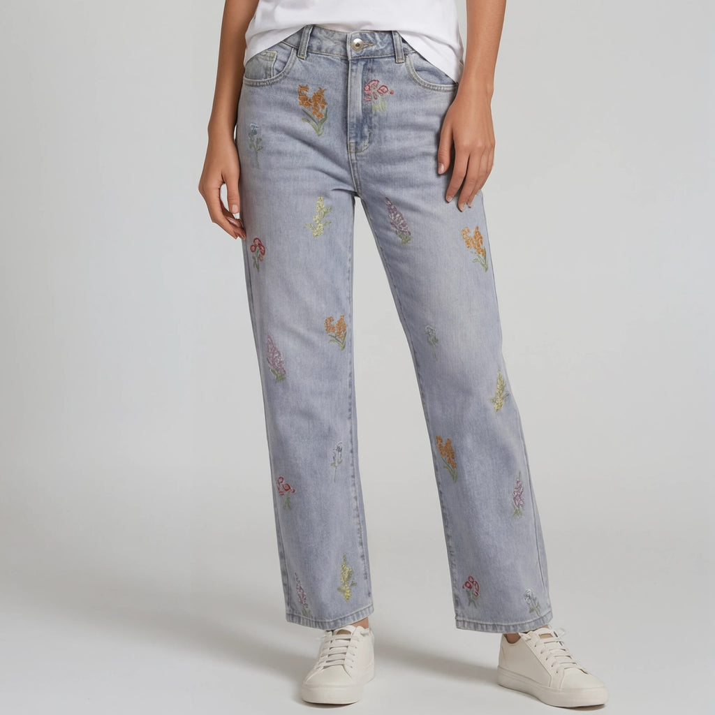Jeans mit floraler Stickerei