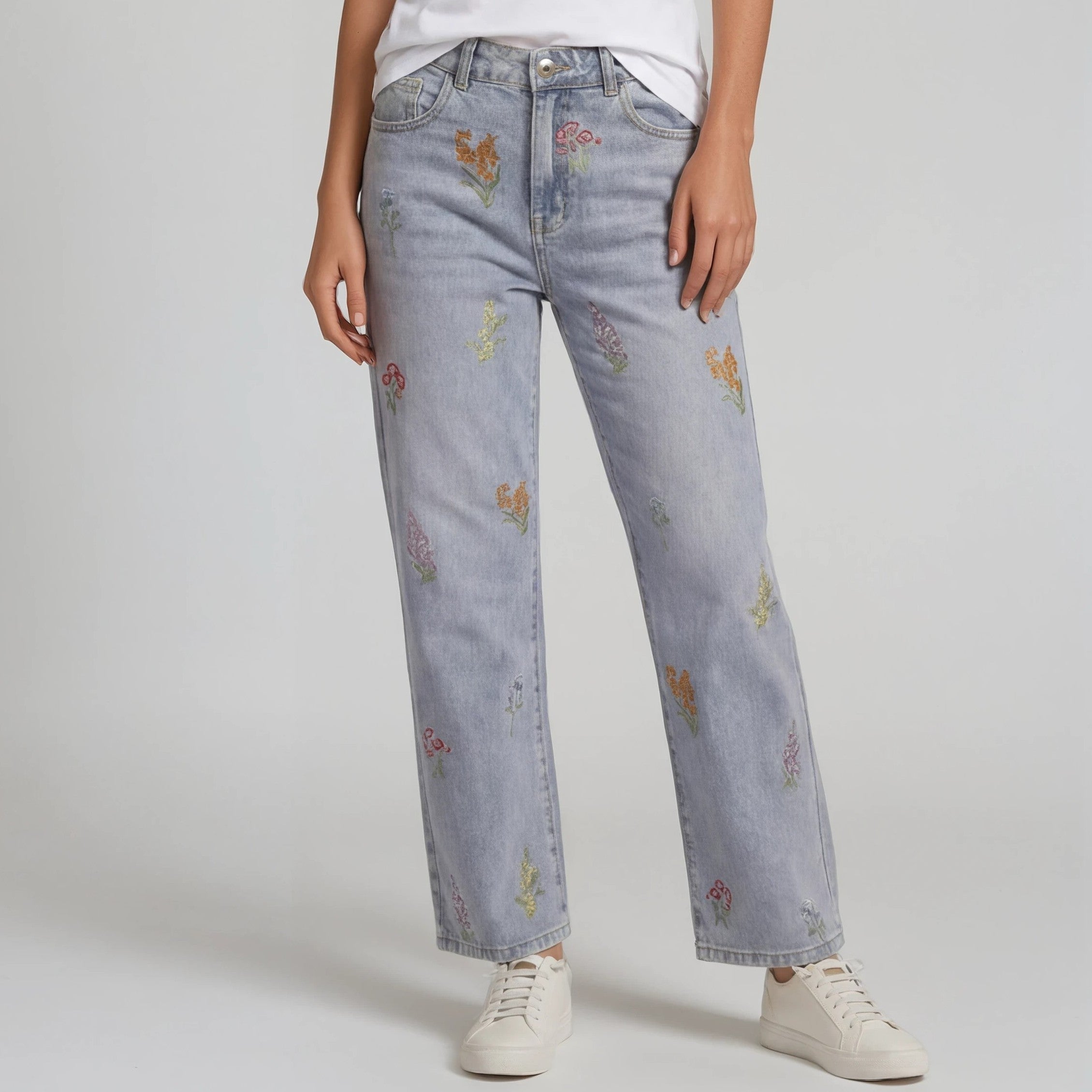 Jeans mit floraler Stickerei