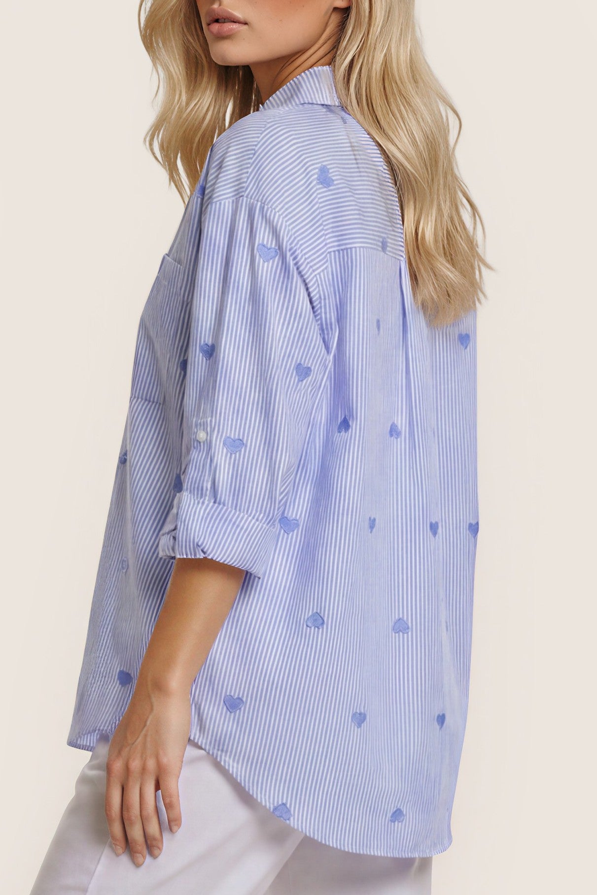 Gestreifte Hemdbluse mit Herzstickerei