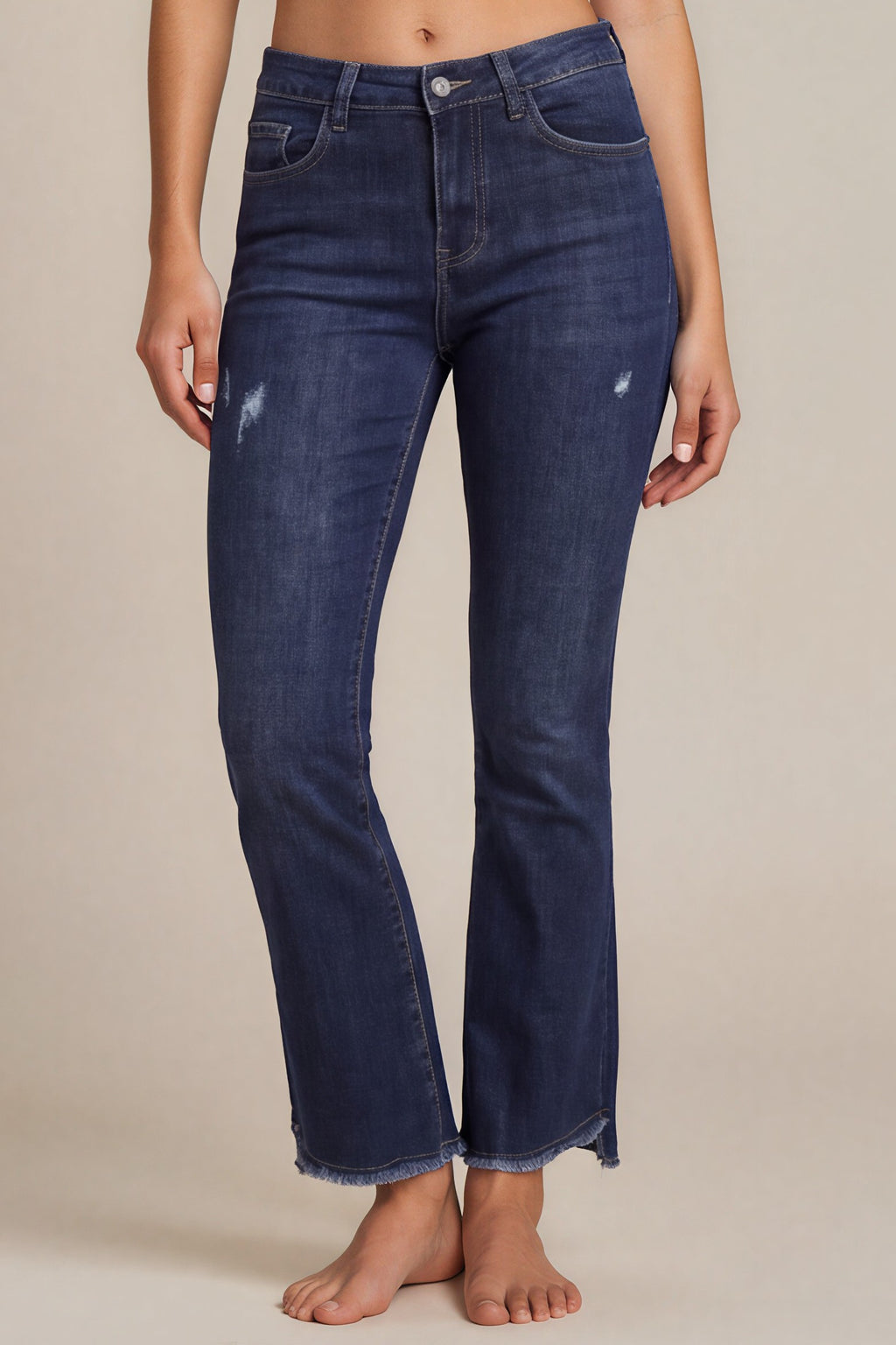 Jeans mit leicht ausgestelltem Bein & Fransenabschluss