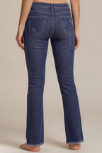Jeans mit leicht ausgestelltem Bein & Fransenabschluss