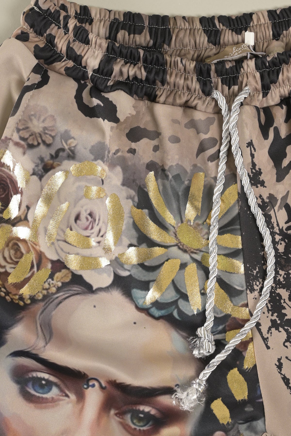 Print-Hose mit Porträt- und Rosenmotiv