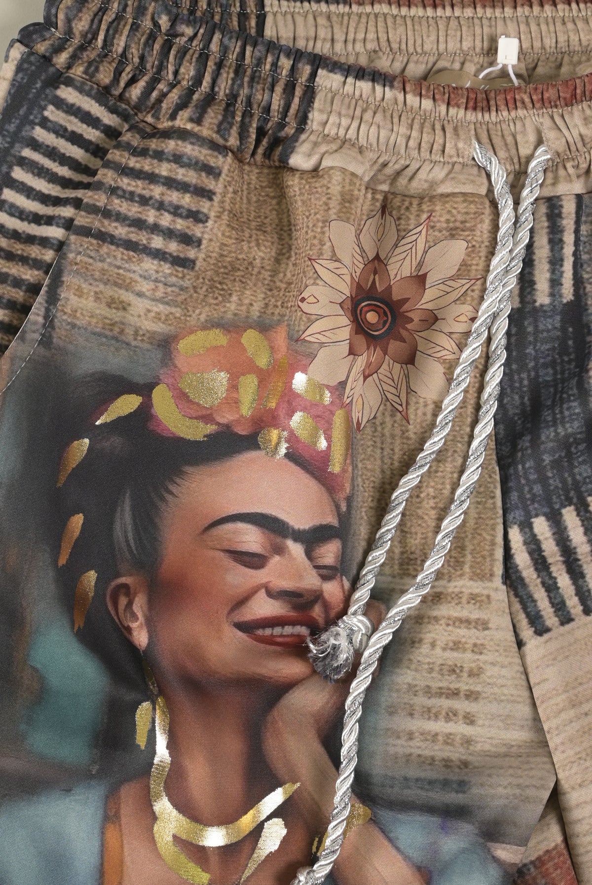 Print-Hose mit Frida-Motiv und Tunnelzug