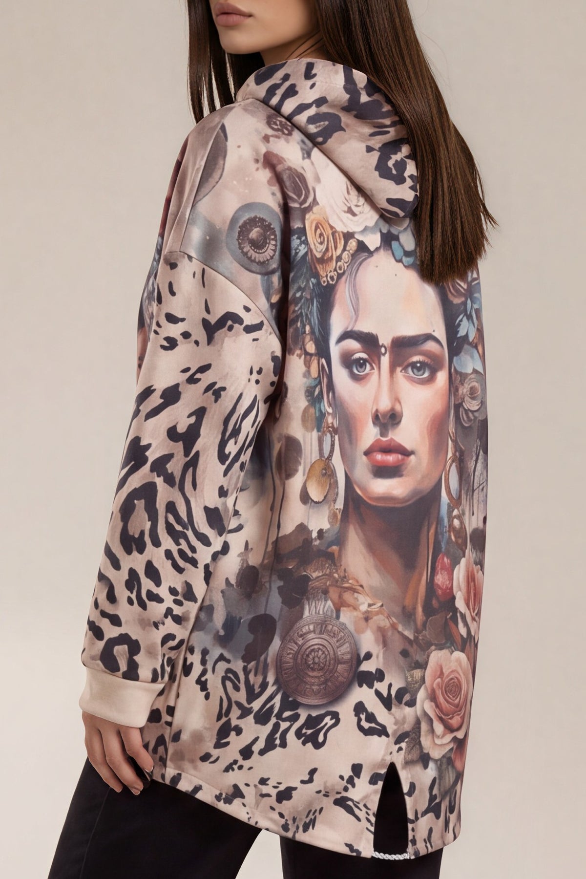 Long-Hoodie mit Frida-, Rosen- und Animal-Print