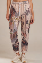 Print-Hose mit Italien-Motiv und Goldakzenten