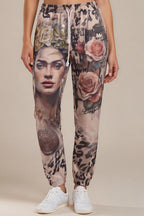 Print-Hose mit Porträt- und Rosenmotiv