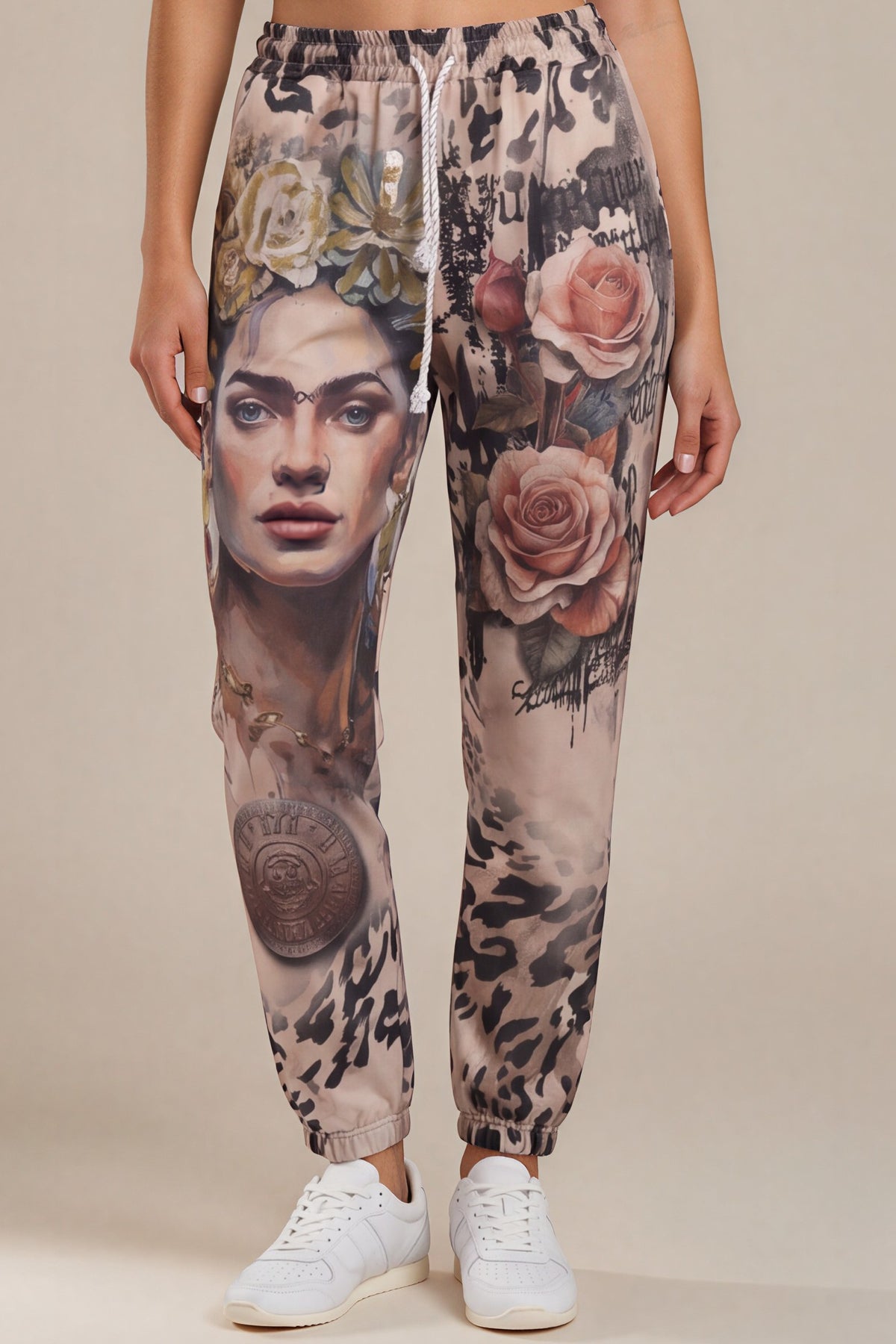 Print-Hose mit Porträt- und Rosenmotiv