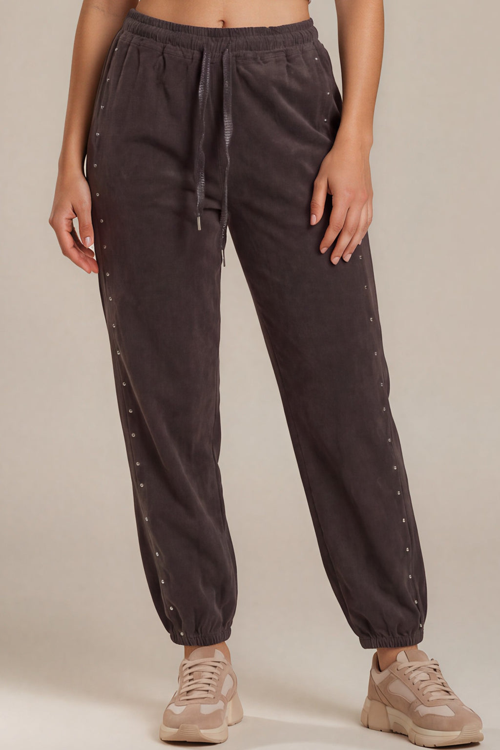 Jogger-Hose mit Nieten-Details