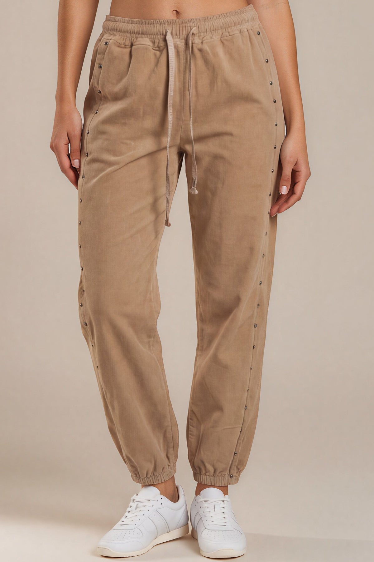 Jogger-Hose mit Nieten-Details